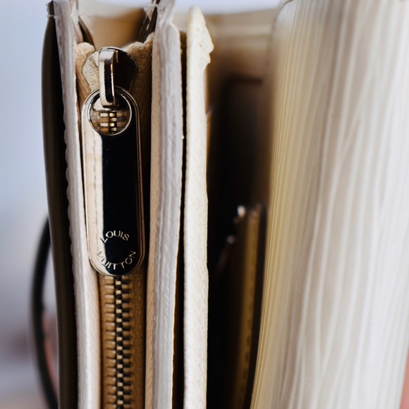 Louis Vuitton Sarah Wallet - Picture 7 of 7